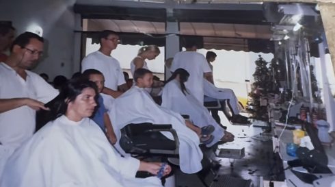Movimento no salão Elmo's Cabeleireiros no início da história