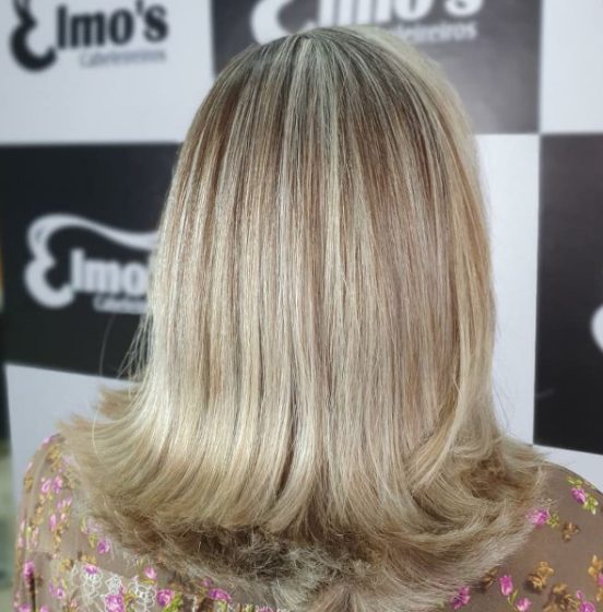 Corte médio loiro com movimento