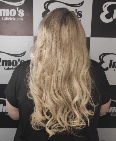 Loiro longo com cachos no Elmo's Cabeleireiros