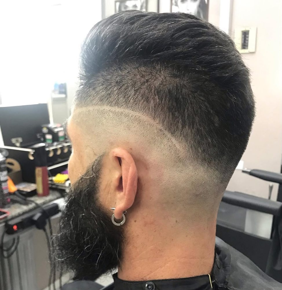 Corte masculino degradê com barba e desenho em Valinhos