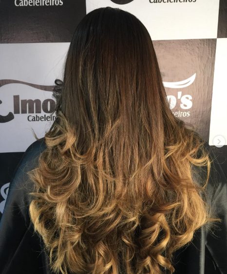 Morena iluminada com ombré caramelo em Valinhos