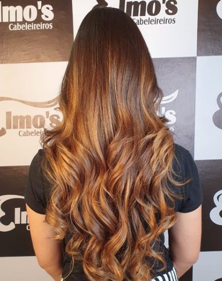 Ombré mel em cabelo longo ondulado no Elmo's