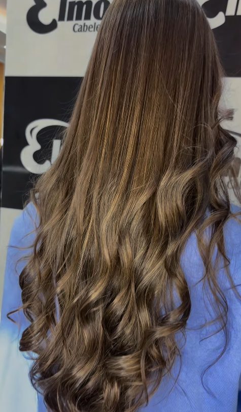 Morena iluminada com ondas e mechas caramelo no Elmo's Cabeleireiros Valinhos