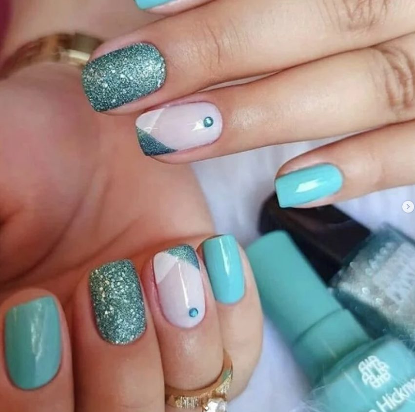 Nail art tiffany com glitter e pedrarias em Valinhos