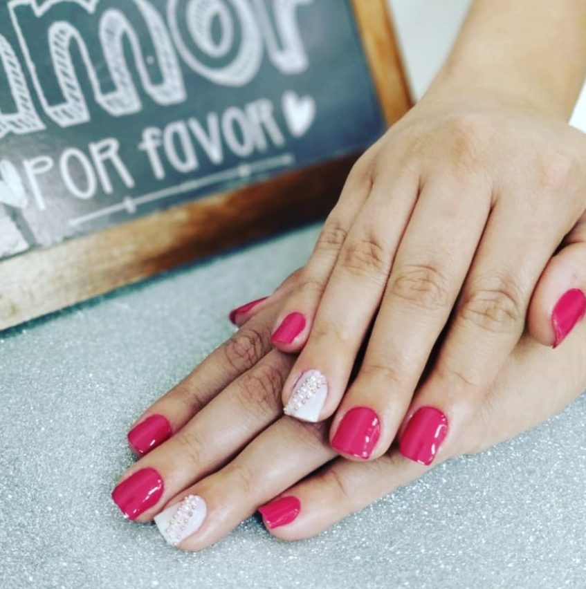 Esmaltação rosa com unha decorada em pedrarias